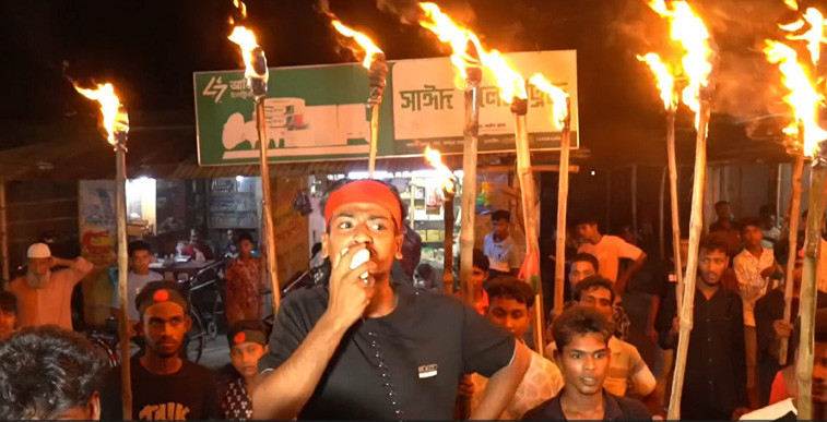 কর্ণহার থানার সামনে মশাল মিছিল, মামলায় গ্রেপ্তার ৩