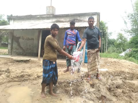 তানোরে শরিফ উদ্দিন মুন্সী পরিবারের মসজিদে মটর প্রদান