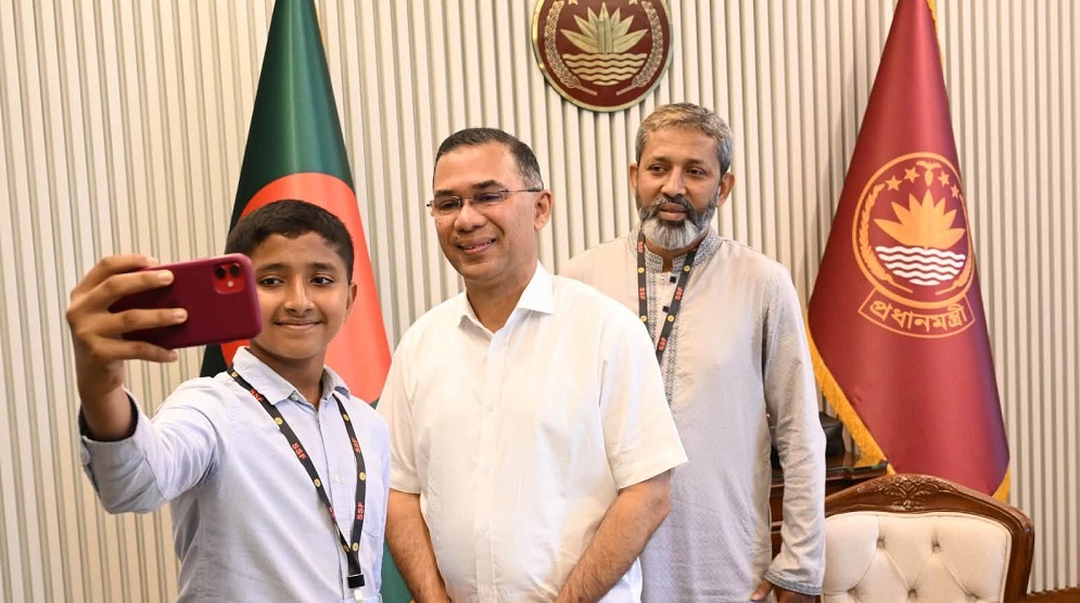 প্রধানমন্ত্রীর সঙ্গে ভুবন ভোলানো হাসিতে মন জয় করা সেই তাহসিনের সাক্ষাৎ