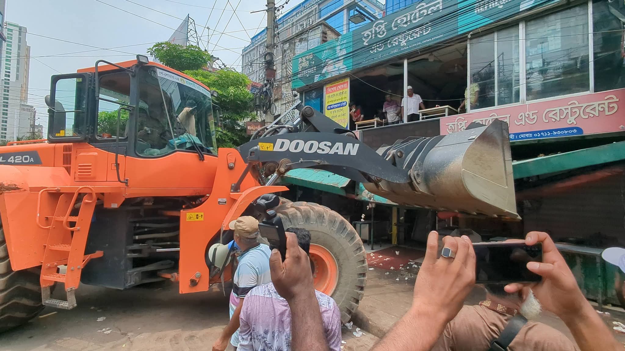 ফুটপাত দখল ও অবৈধ পার্কিংয়ের বিরুদ্ধে রাজশাহীতে সাঁড়াশি অভিযান