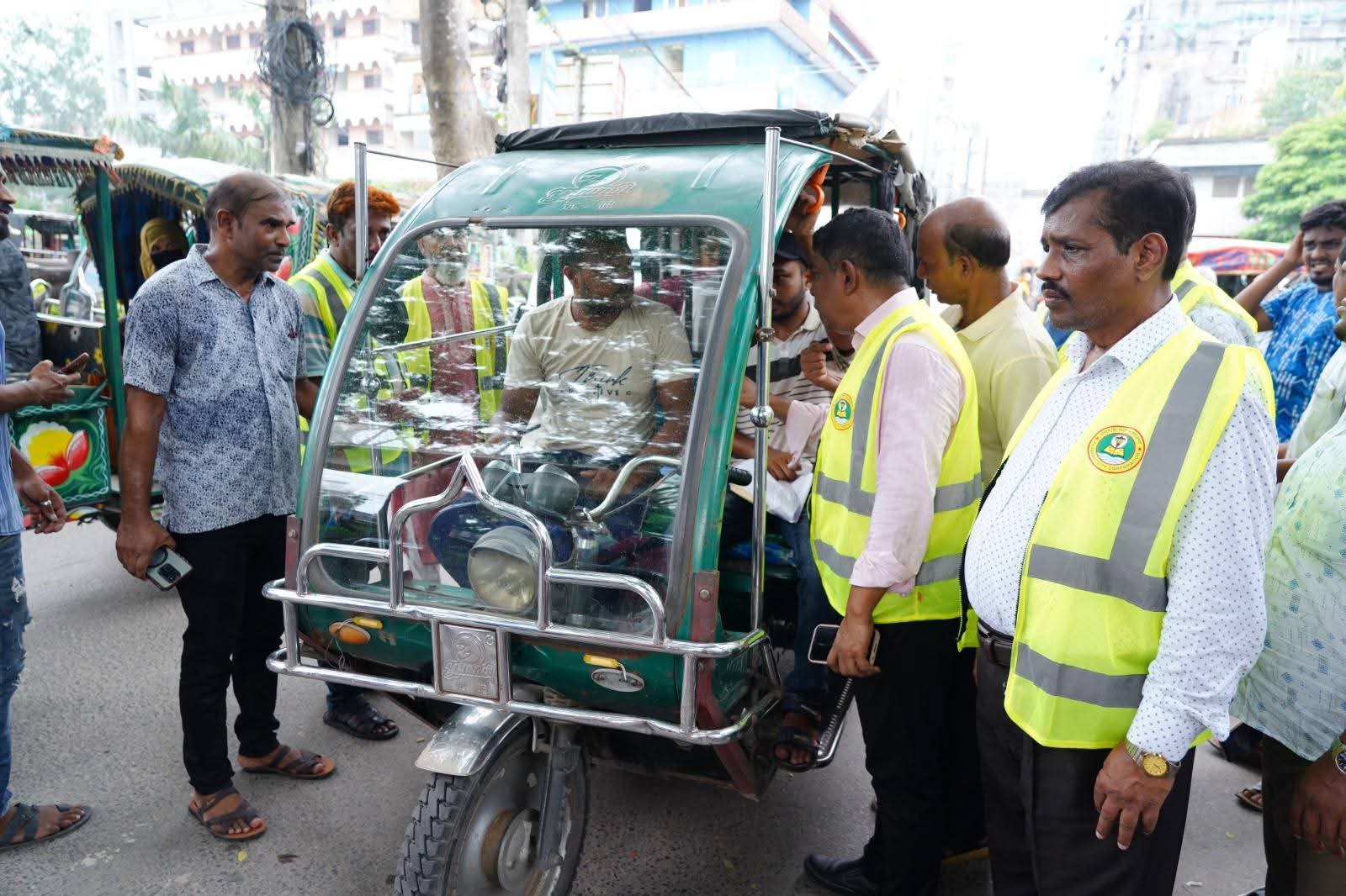 রাজশাহীতে অটোরিকশার ভাড়া তদারকিতে মাঠে রাসিকের রাজস্ব বিভাগ
