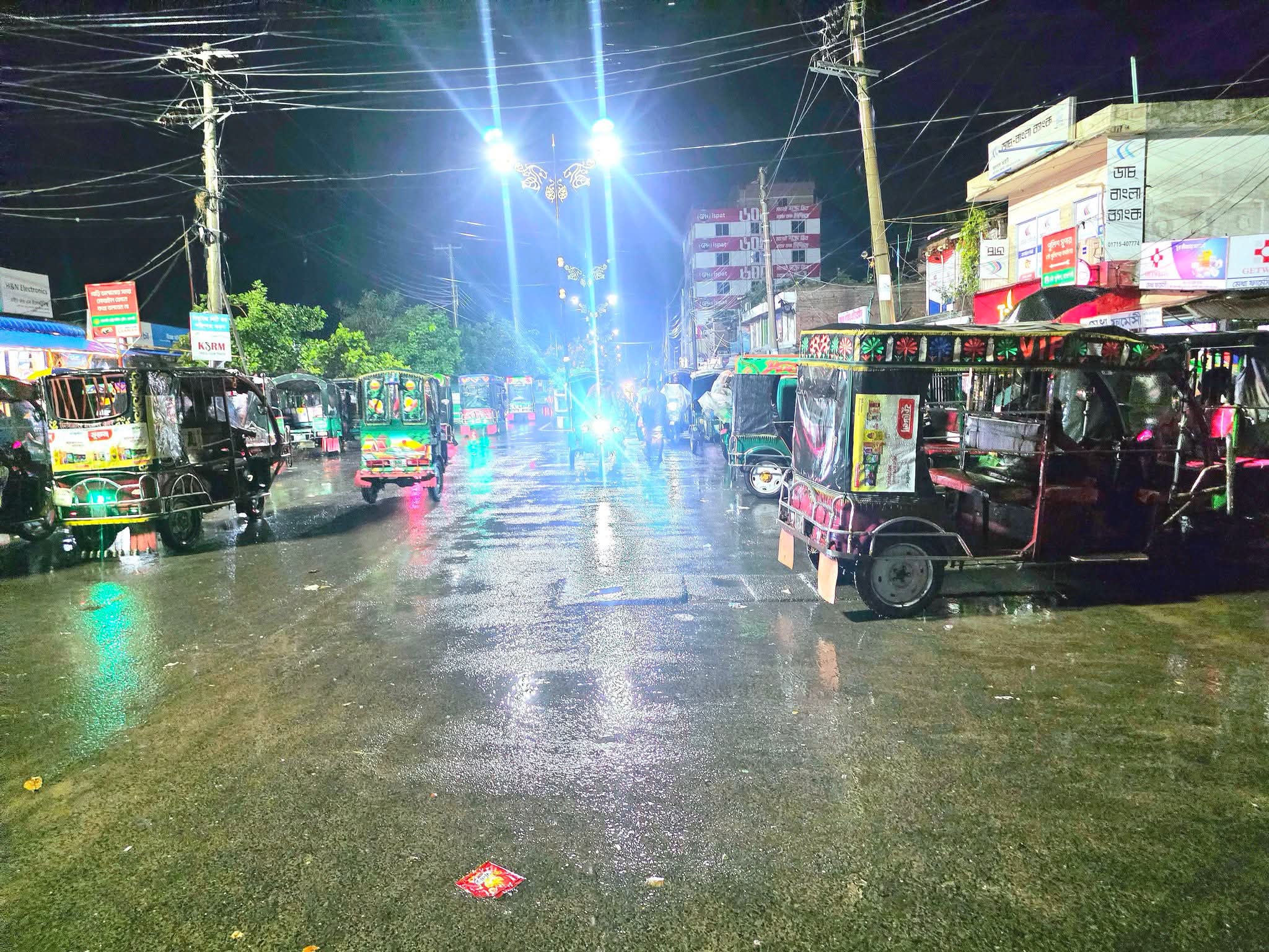 রাজশাহী নগরীর অটোরিকশা অরাজকতা: প্রশাসনের নীরবতায় জিম্মি সাধারণ যাত্রী