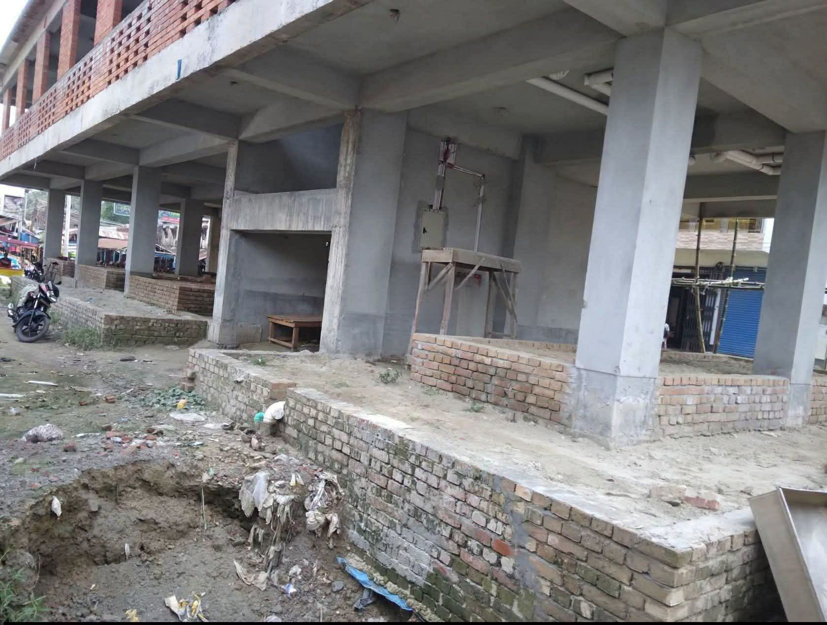 কাহালু পৌর বাজারের বহুতল ভবন নির্মাণে ধীরগতি, চরম দুর্ভোগ