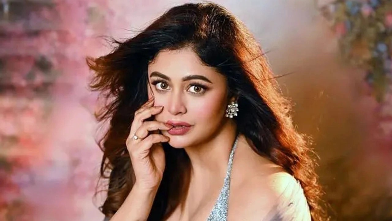 অভিনেত্রী ঋতাভরীর ভিডিও ভাইরাল, তোলপাড় নেটদুনিয়া