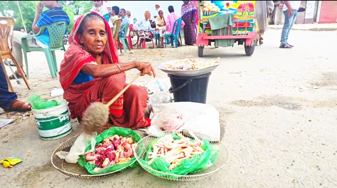 ৮০ বছরেও থামেনি জীবনসংগ্রাম: মুরগির নেহারি বিক্রি করেই বেঁচে আছেন করিমন বিবি