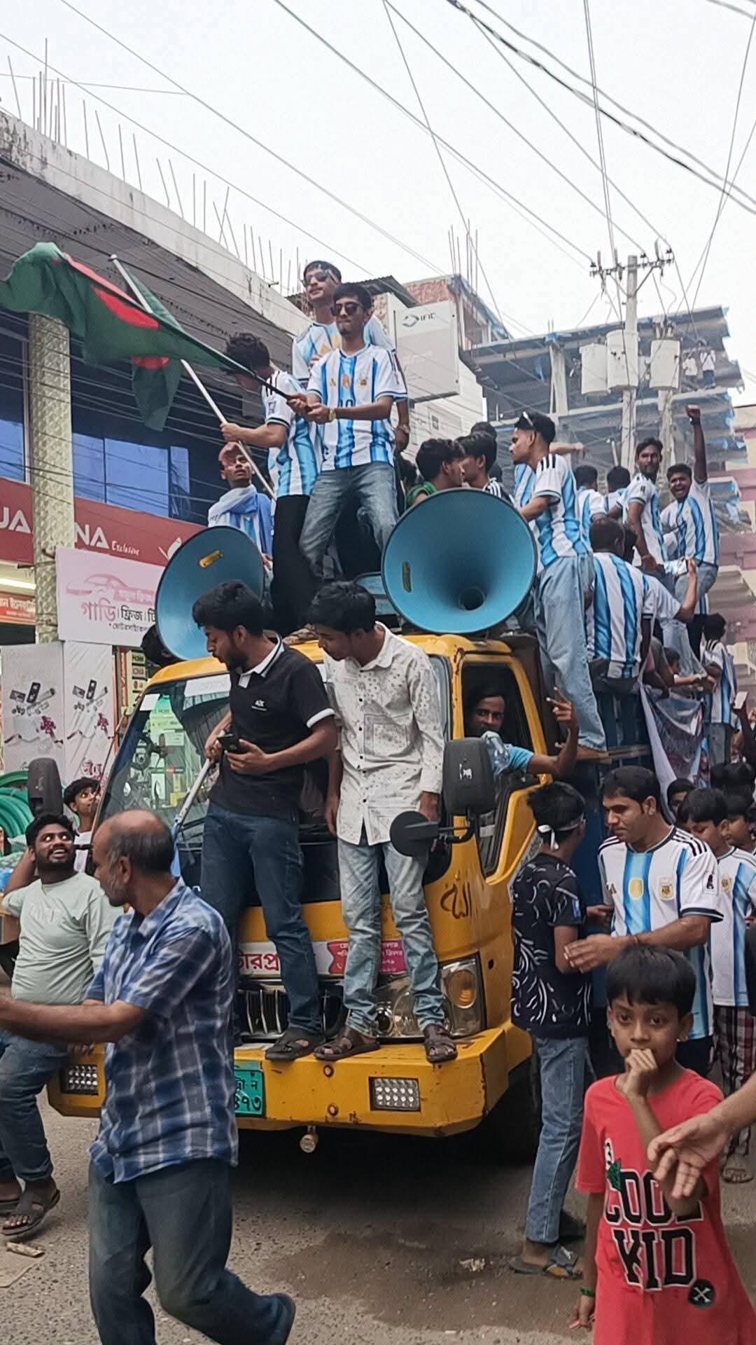 সিংড়ায় আর্জেন্টিনা সমর্থকদের বিশাল শোভাযাত্রা